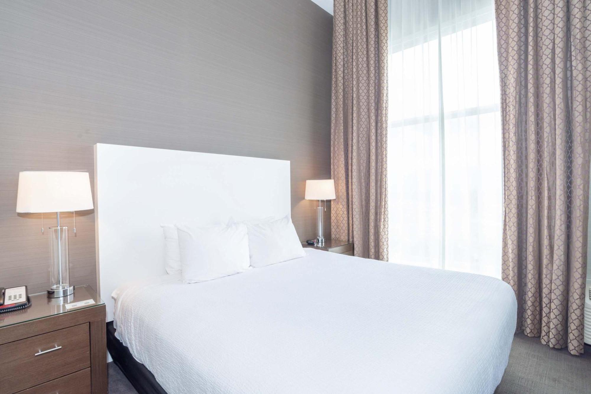 Sandman Hotel Abbotsford Airport Экстерьер фото