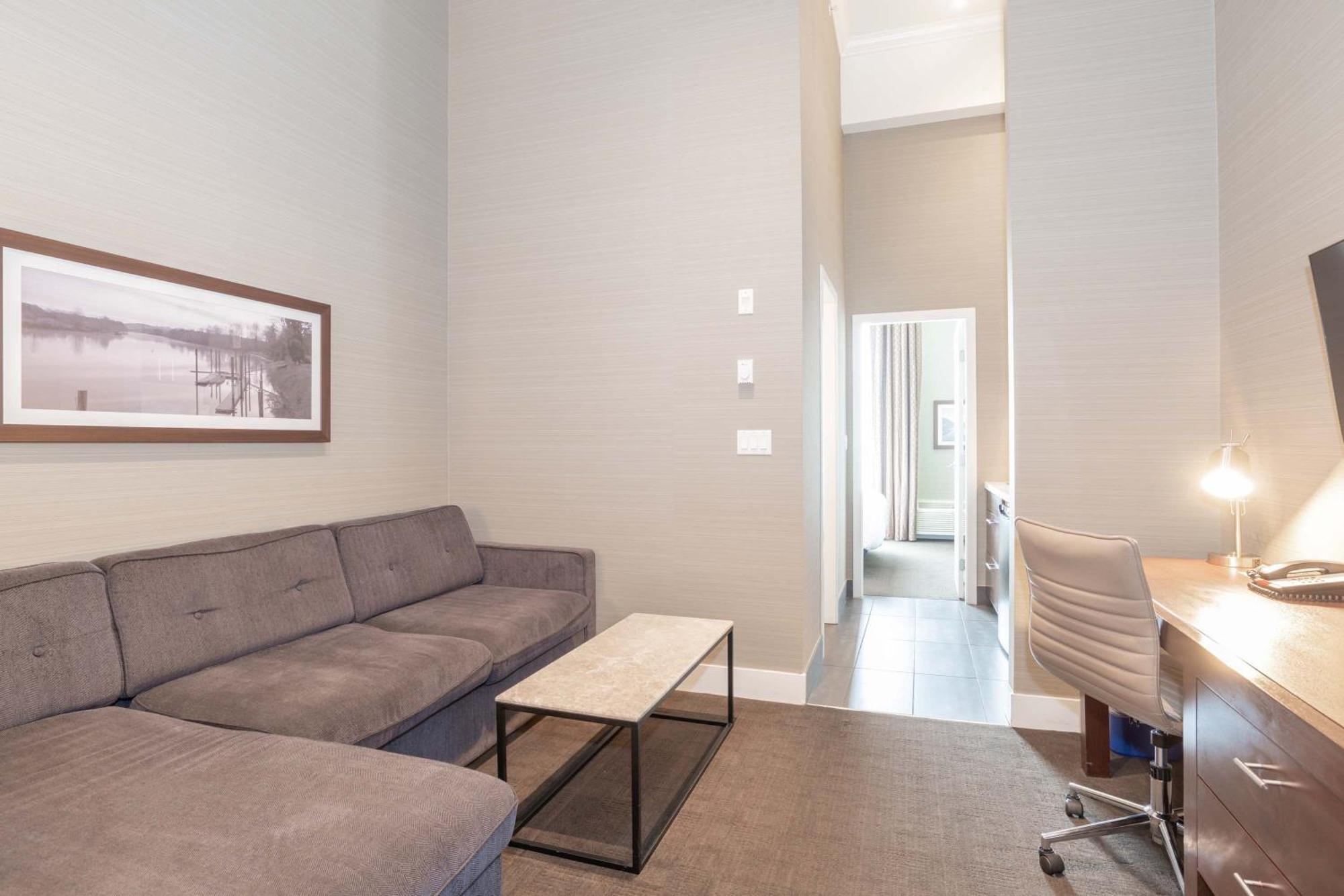 Sandman Hotel Abbotsford Airport Экстерьер фото